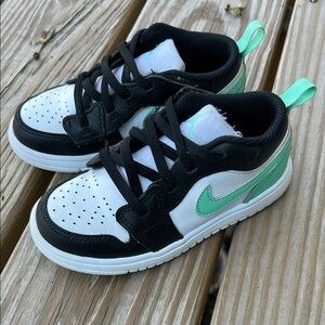 Nike Black and Green Sneakers Classic Low-Top Design